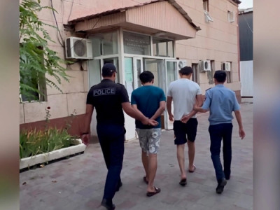 Шымкентте 200 мың теңгеге бәстескен екі жас жігіт қаланың қақ ортасында шу шығарды (ВИДЕО)