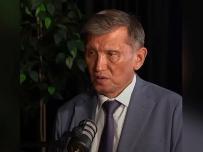 Дастархан үстінде қол алысып амандасу — әдепсіздік