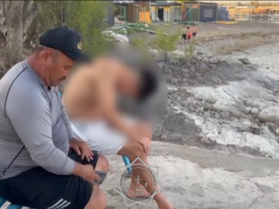 Қапшағайда су аттракционынан құлаған жігіт қолын шығарып алды