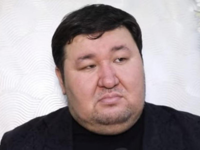"Адамдыққа жат": Жасұлан Базарбаев әйелдерді қыз немесе ұл бала туғаны үшін кінәлайтындарды сынға алды
