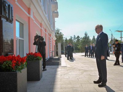 Мемлекет басшысы майдангер Кемел Тоқаевқа арналған ескерткіш тақтаға гүл шоғын қойды