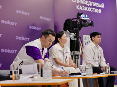 «Әділет» партиясының өкілдері Жаңаөзенде мұнайшылар мен жастардың мәселелерін тыңдады