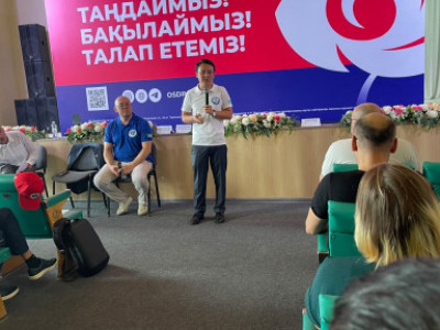 ЖСДП кандидаттары қарағандылық ұстаздармен кездесті