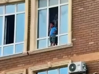 Ақтауда полицейлер 10-қабаттың терезе жақтауында тұрған баланы құтқарып қалды (ВИДЕО)
