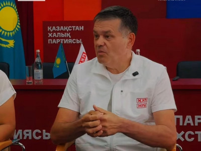 Қазақстан Халық партиясының өкілдері ерекше қажеттілігі бар балаларды тәрбиелеп отырған отбасылармен кездесті