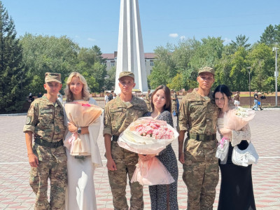 Павлодарда үш сарбаз ант қабылдаған күні сүйіктілеріне сөз салды