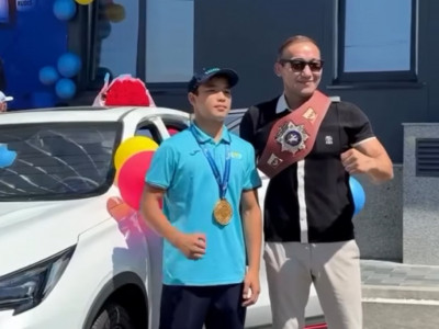 Шымкентте әлем чемпионы атанған жас балуанға көлік табысталды