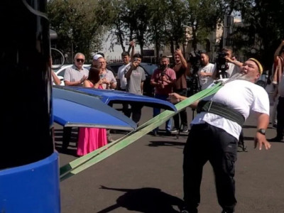 Қазақстандық спортшы 15 тонналық автобусты тісімен сүйреп, әлемдік рекорд орнатты