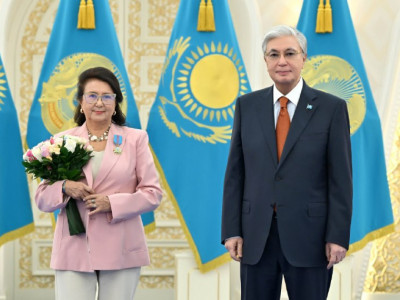 Тоқаев отандық гобелен өнері мектебінің негізін қалаушы Бәтима Зәуірбековаға «Отан» орденін табыстады