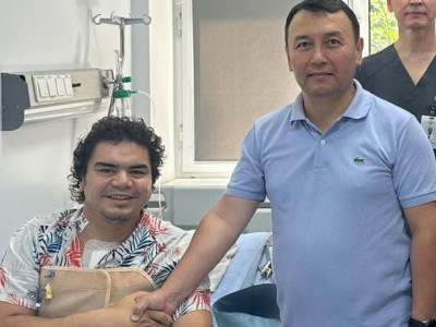 «Барлығыңызды құшақтадым»: Әнші Кенжебек Жанәбілов отадан кейінгі жағдайын айтты