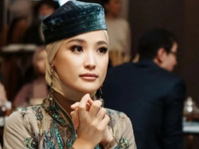 Әнші Мөлдір Әуелбекова эфирден тыс қалғаны туралы жазба жариялады