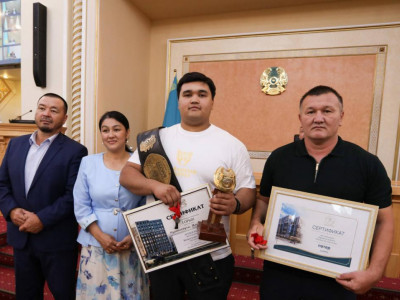 «Қазақстан барысы – 2026» турнирінің жеңімпазы мен оның бапкеріне пәтер берілді