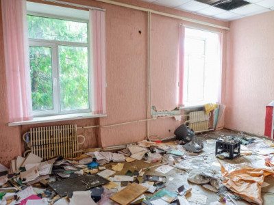 Ақсу тұрғыны үйін қоқысқа толтырған көршісін сотқа берді