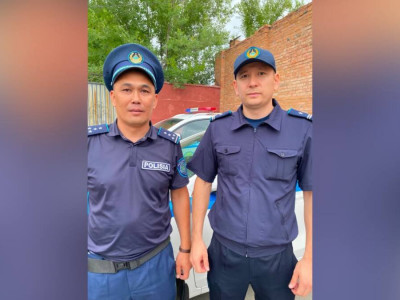 ШҚО-да полицейлер кәріз құдығына түсіп, есінен танып қалған 2 жұмысшыны құтқарып қалды