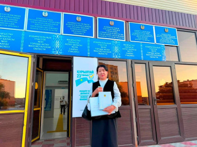 "Менің есімім – Құрылтай": Маңғыстау тұрғыны даус беру учаскесіне ұлттық киім киіп келді