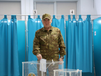 Қорғаныс министрі Құрылтай сайлауында алғашқылардың бірі болып дауыс берді