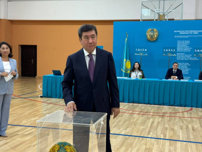 Ерлан Қошанов Құрылтай сайлауында дауыс берді