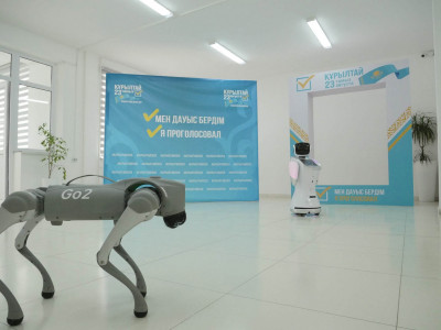 Қызылордада дауыс берушілерді роботтар қарсы алып жатыр