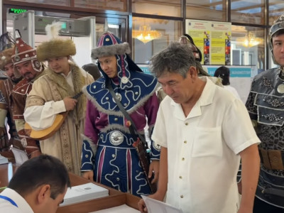 Шымкентте батырлар бейнесіндегі актерлер сайлауда дауыс берді