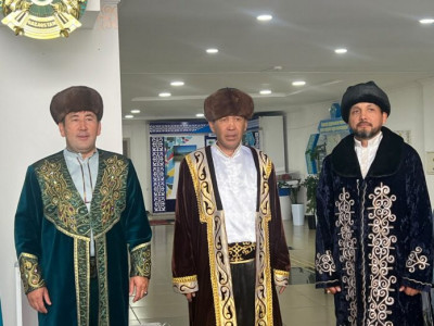 Төле, Қазыбек, Әйтеке: Ақмола облысында үш бидің образындағы азаматтар дауыс берді