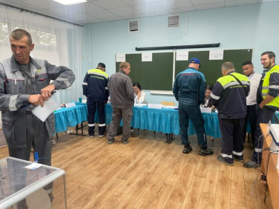 Қосшы құрылысшылары жұмыстағы үзілісті пайдаланып сайлауға барды
