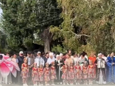 "Енесі баянмен, келіні сырнаймен өнер көрсеті": Жетісу облысында бір әулеттің үш буыны дауыс беруге бірге келді