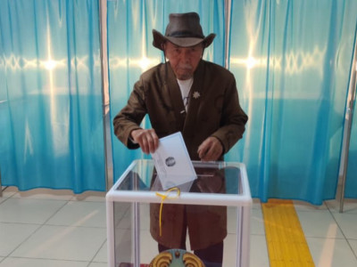 Әлемнің 5 елін, еліміздің 17 өңірін жаяу аралаған Сәрсенбай Қотырашов сайлауға барды