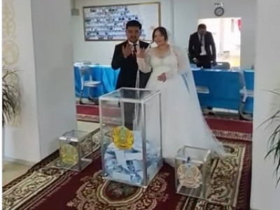 Көкшетауда жас жұбайлар үйлену тойы алдында дауыс беруге келді (ВИДЕО)