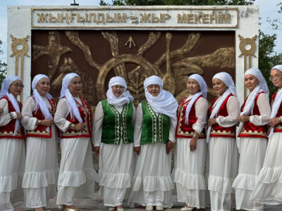 Маңғыстау облысында бір ауылдың келіндері сайлау учаскесіне ұлттық киіммен келді