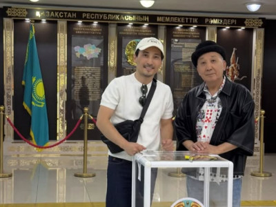Танымал өнерпаз Мұрат Мұтырғанов әкесімен бірге сайлауда дауыс берді