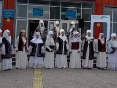 Алматыда әжелер ансамблі сайлау учаскесінің алдында ән шырқады