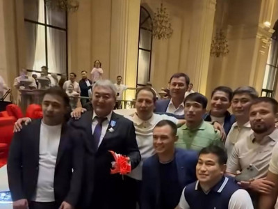 Дзюдошылар бұрынғы бас бапкеріне автокөлік сыйлады (ВИДЕО)