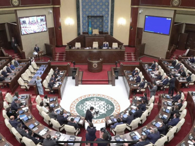 Құрылтай депутаттары ант беріп жатыр