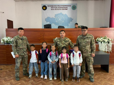 Көкшетауда Ұлттық ұлан сарбаздарының балаларына мектеп құралдары табысталды
