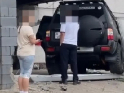 Алматыда жол талғамайтын көлікті тізгіндеген оқушы үйдің қоршауын қиратты