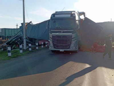 Ақмола облысында жүк көлігі пойызға соғылды