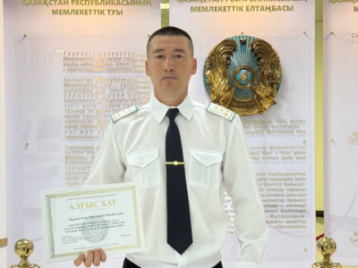 БҚО-да бір отбасыны өрттен құтқарып қалған полицей марапатталды