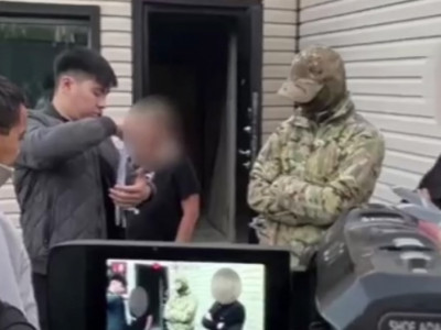 Қарағандыда бетперде киген 3 адам ғимараттың есігін бұзып ұрлыққа түскен (ВИДЕО)