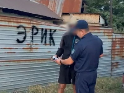 Алматыда үй қоршауына өз есімін жазған тұрғын 5 тәулікке қамалды