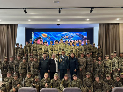 Өскеменде суға батып бара жатқан қызды құтқарған әскери қызметкер оқушылармен кездесті