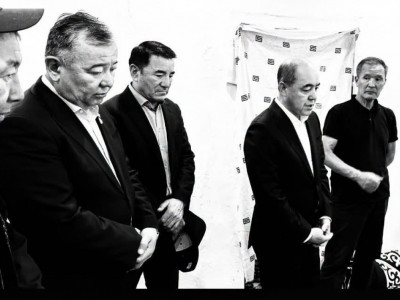БҚО әкімі Каспийде қаза тапқан батысқазақстандық сарбаздың отбасына көңіл айтты