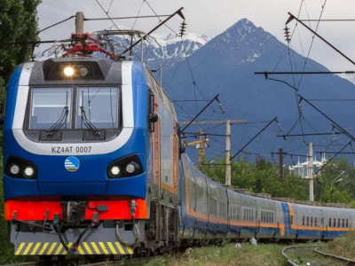 Шымкентте жасөспірімдер пойыздың терезесін таспен сындырған
