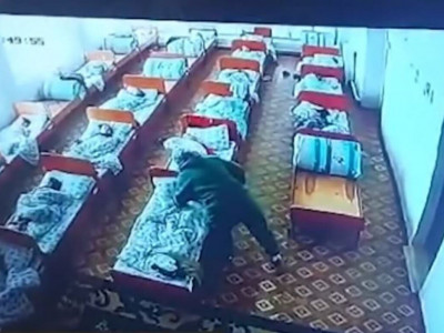 Ақтөбе облысында балабақша қызметкері ұйықтап жатқан баланың бетін тырнап алған
