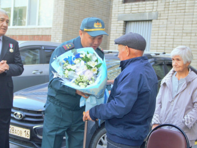 Ұлттық ұланның әскери қызметкерлері ардагерлерді Қарттар күнімен құттықтады
