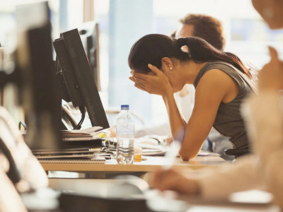 “Жақсы жұмыс істесе де”: компаниялар ұжымның күйін қашыратын қызметкерлерден бас тарта бастады