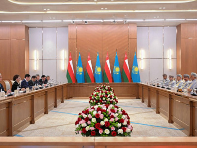 Қасым-Жомарт Тоқаев пен Оман Сұлтаны кеңейтілген құрамда келіссөз жүргізді