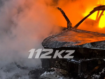 Астанада автотұрақта тұрған бес көлік өртеніп кетті