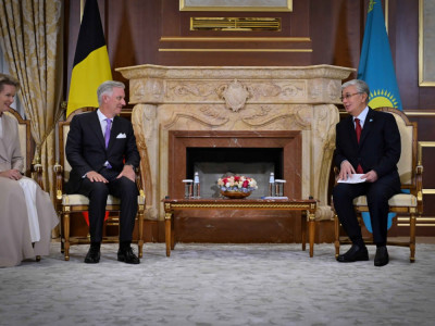 Қасым-Жомарт Тоқаев әуежай залында құрметті қонақтармен әңгімелесті