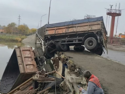 Петропавлда жүк көлігі көпірден құлап кетті