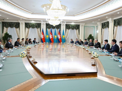 Қасым-Жомарт Тоқаев пен Хун Манет кеңейтілген құрамда келіссөз жүргізді